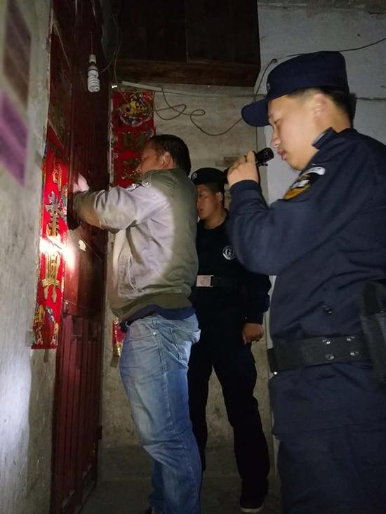 德州粗心妈妈误将幼女锁家中 